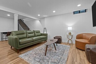 Building Photo - 1095 April Ln