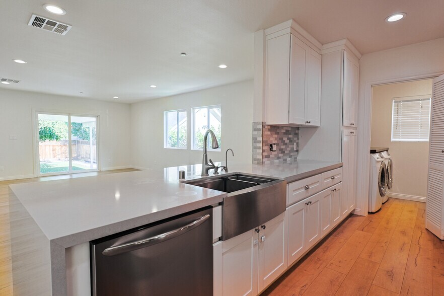 Building Photo - 844 N Lima St