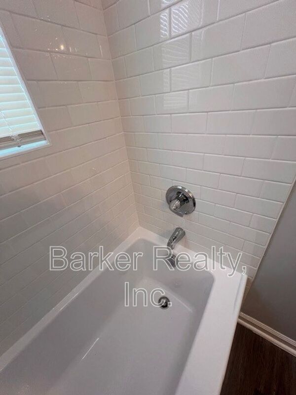 Building Photo - 1602 Pender St