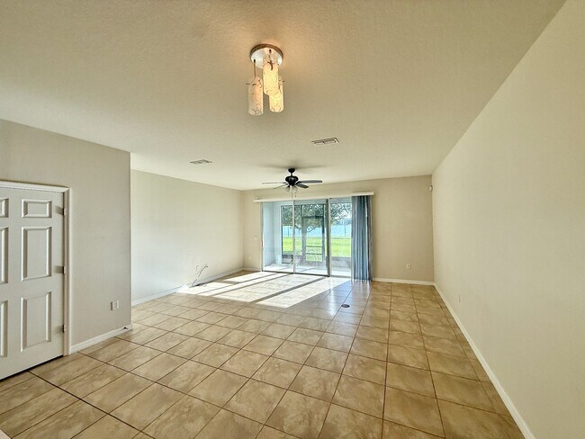 Building Photo - 3977 Plainview Dr