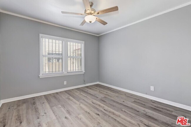 Building Photo - 1110 W 80th St