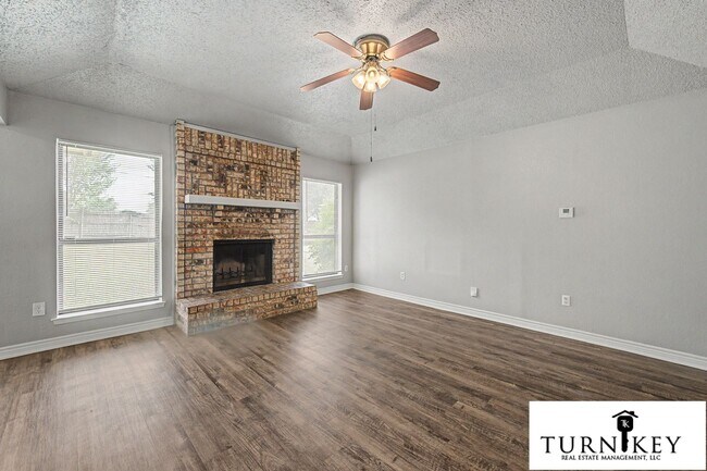 Building Photo - 913 Springhill Dr