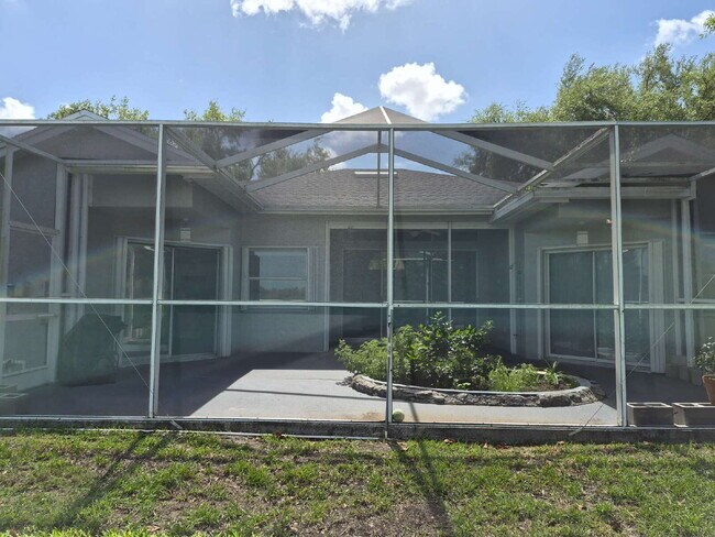 Building Photo - "Spacious 1732 Sq Ft 3-Bed, 2 Baths, in Tarpon Springs!"