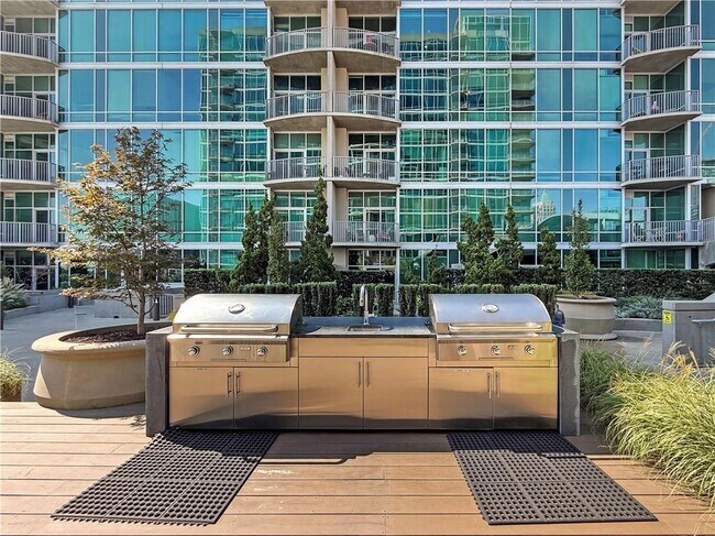 Building Photo - 943 Peachtree St NE