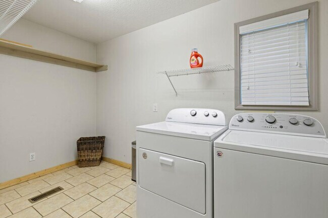 Building Photo - 3230 Cove Creek Way