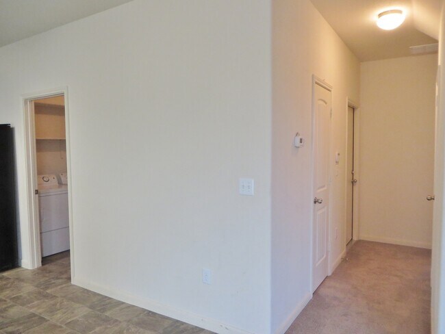 Building Photo - 3 Bedroom 2.5 Bathroom: Georgetown- Pinnacle Home