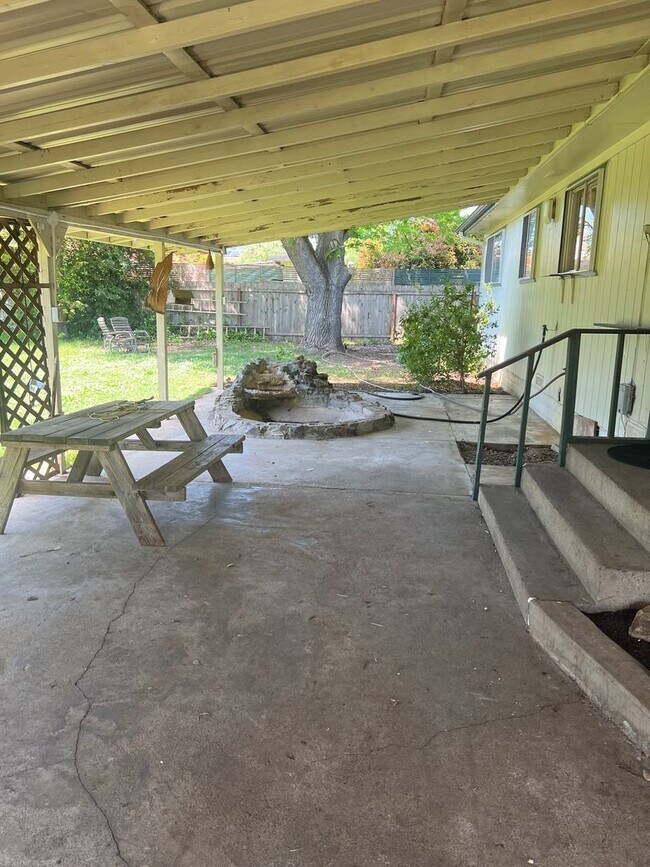 Building Photo - 3BED 1.5BATH - BONUS ROOM, LARGE YARD, WASHER/DRYER HOOKUP, DRIVEWAY PARKING