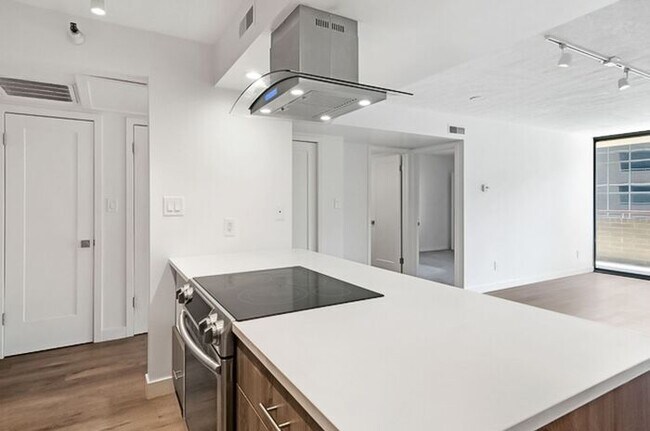 Building Photo - 2BR Condo w/ Covered Parking and Balcony Views at Broadway Towers