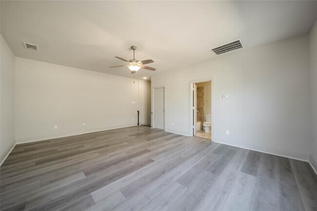 Building Photo - 2745 Troutt Dr