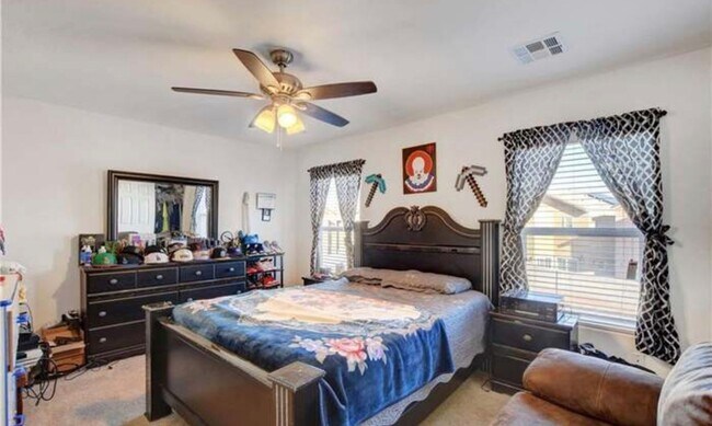 Building Photo - 4 Bed 3 Bath