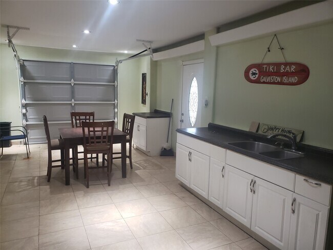 Building Photo - 3722 Laguna Dr