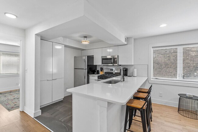 Building Photo - 1136 Crescent Ave NE