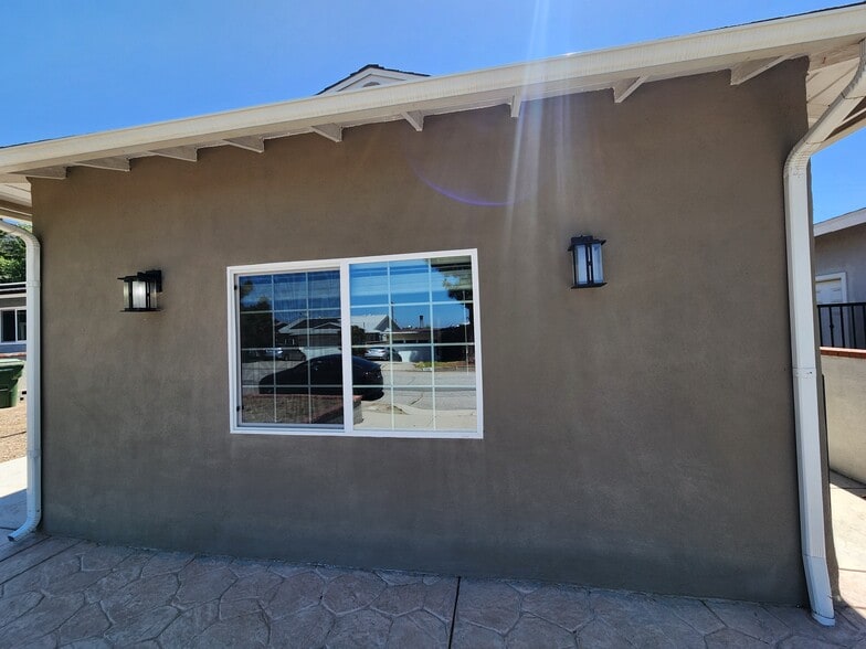 Building Photo - 9852 Cabanas Ave
