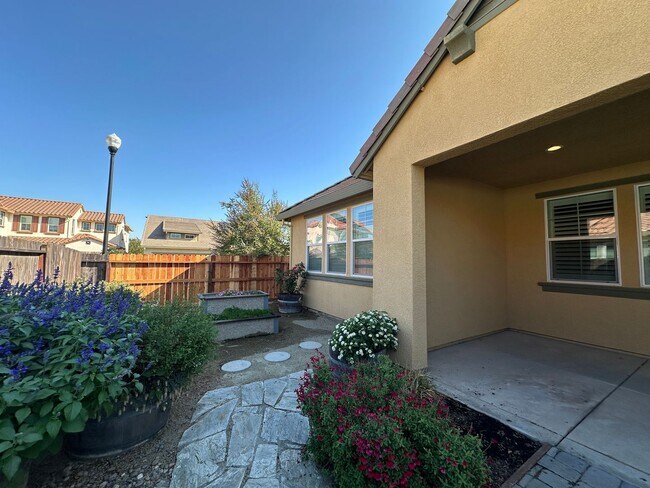 Building Photo - Impressive All Single Story 3 Bedroom, 2.5...