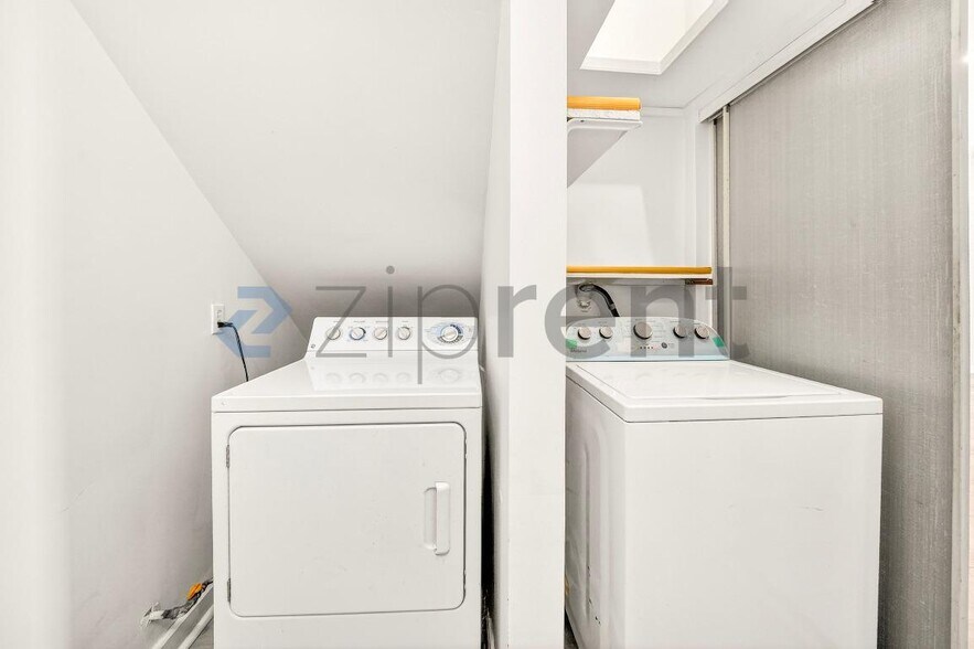 Building Photo - 1122 S Kingsley Dr