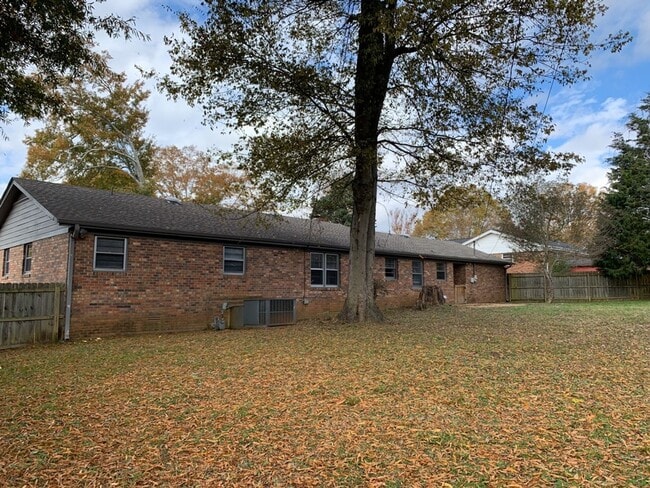 Building Photo - 2224 Bower Dr
