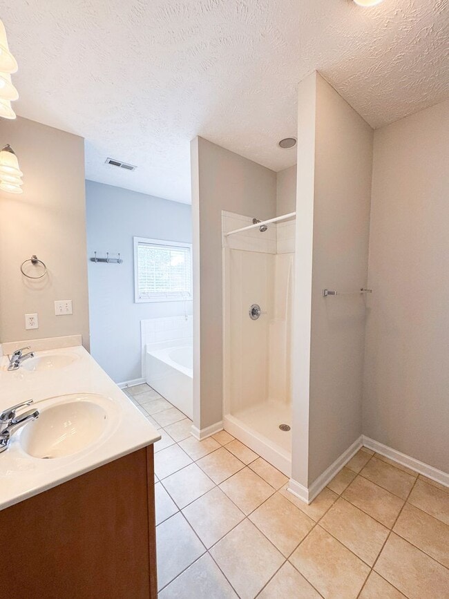 Building Photo - Gorgeous 2 Bed, 2 Bath End Unit Townhome