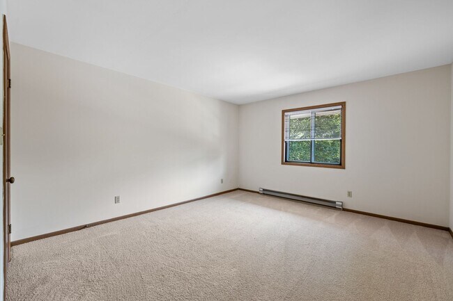 Building Photo - Upper 2 Bedroom 1.5 Bathroom Apartment  Available
