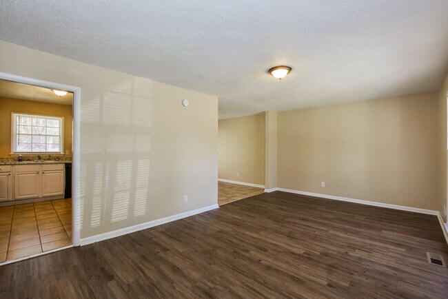 Building Photo - Dream Split-Level Home in Huntsville