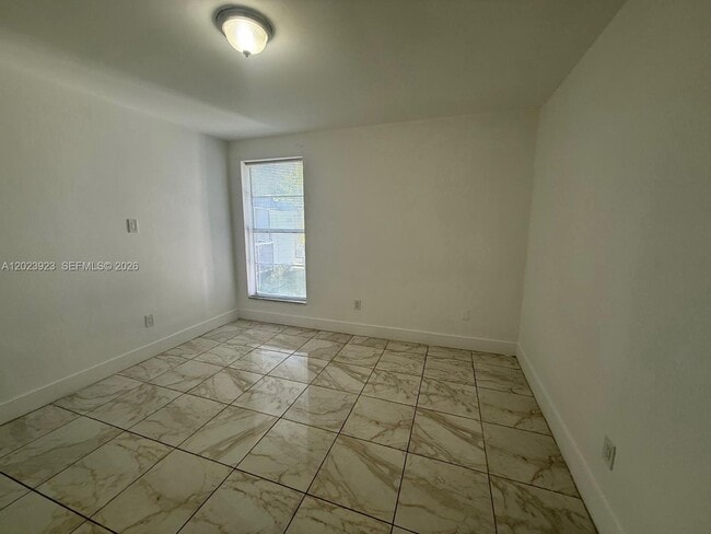 Building Photo - 10393 N Kendall Dr