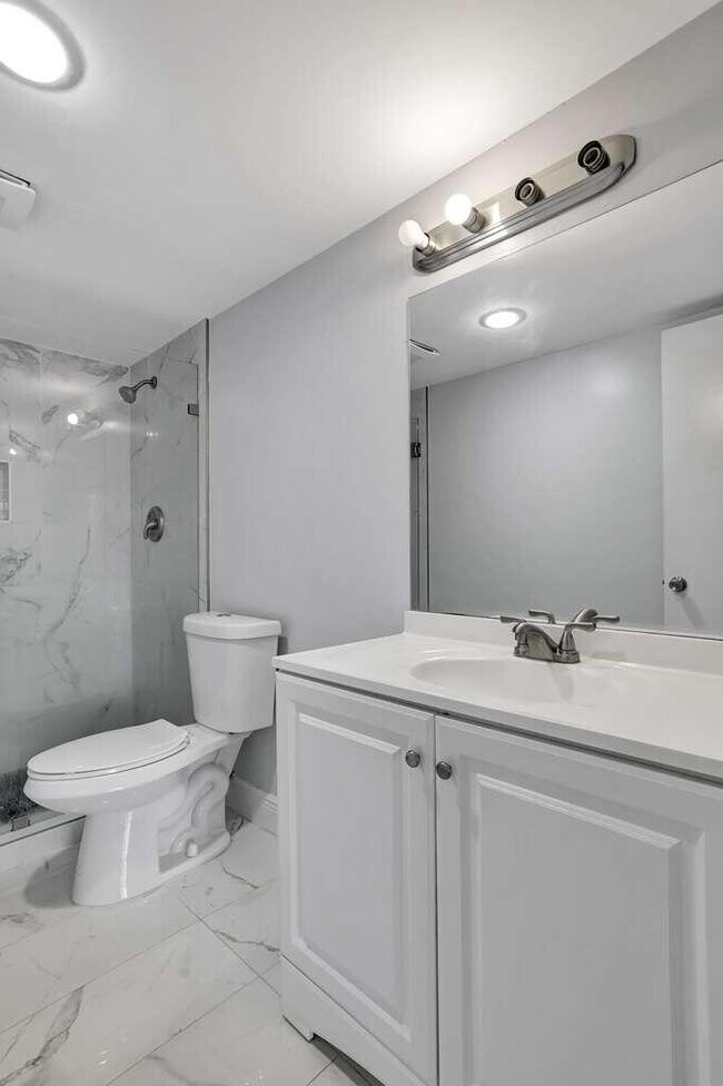 Building Photo - 4156 Inverrary Dr