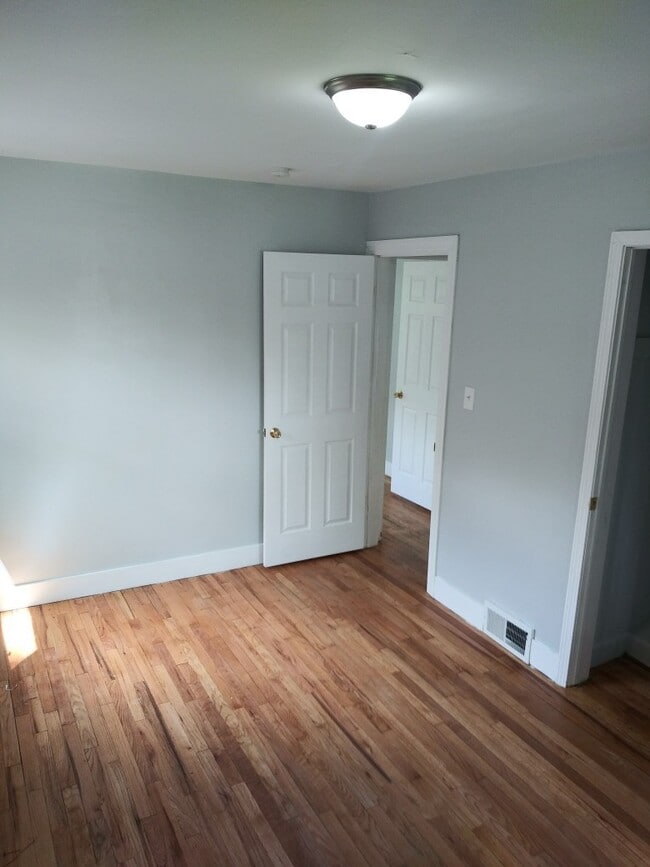 Building Photo - 3 Bed/1 Bath - Single Family Brick Home - Available now!