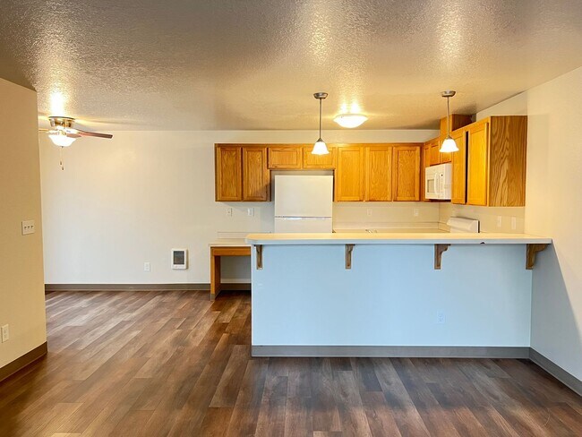 Building Photo - 3Bd/1.5Ba Two Story House - Available to View!