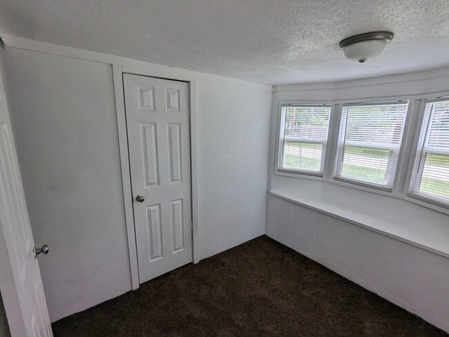 Building Photo - 300 Royal Way