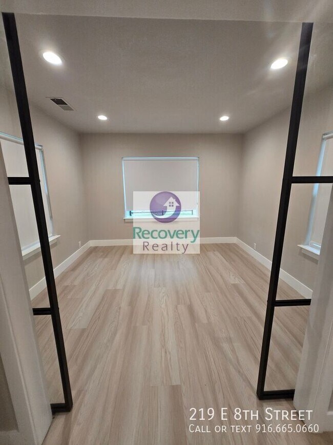 Building Photo - 219 E 8th St