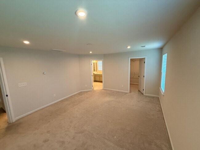 Building Photo - Like New home in Monroe