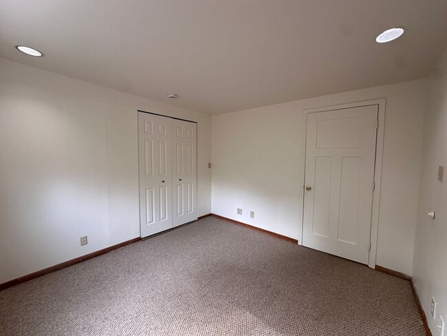 Building Photo - SeaTac rambler ready for its next residents!