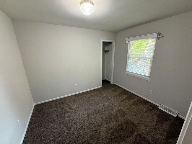 Building Photo - 3 bed, 2 bath, large yard AVAILABLE NOW!