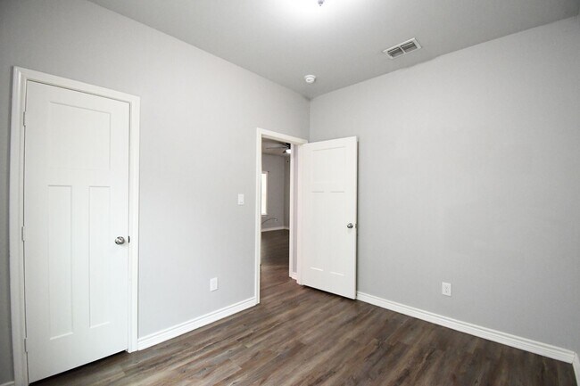 Building Photo - Gorgeous 3 Bedroom, 2 Bath Duplex in Arp