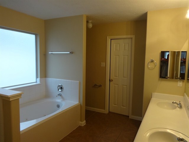 Building Photo - 9031 Ferndale View Dr