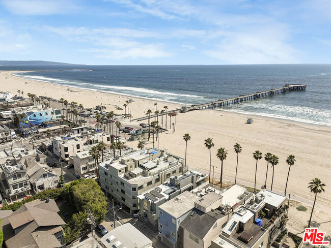 Building Photo - 2911 Ocean Front Walk