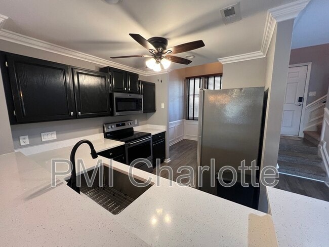 Building Photo - 9225 Ravenwing Dr