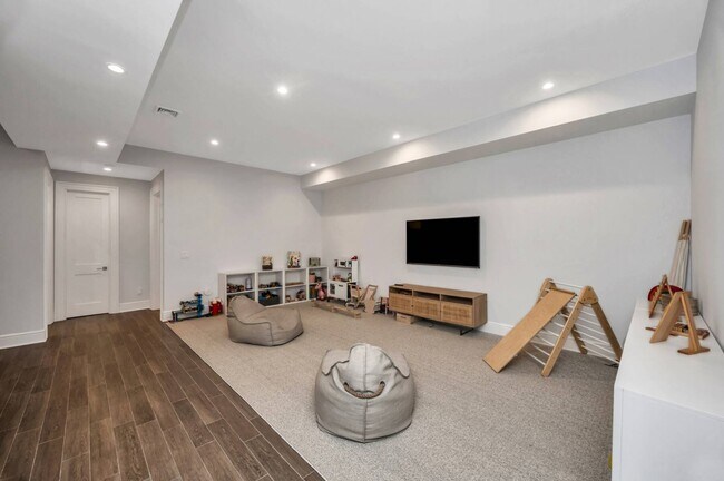 Building Photo - 21 Barn Ln