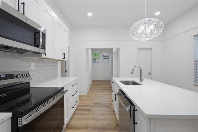 Building Photo - 498 Connally St SE