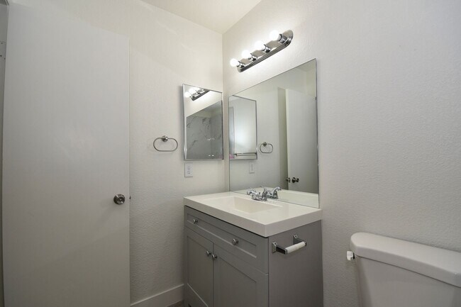 Building Photo - Charming  2 Bed 2 Bath Home at Desert Shores!