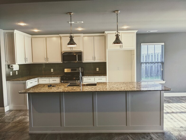 Building Photo - 700 Hawthorn Way