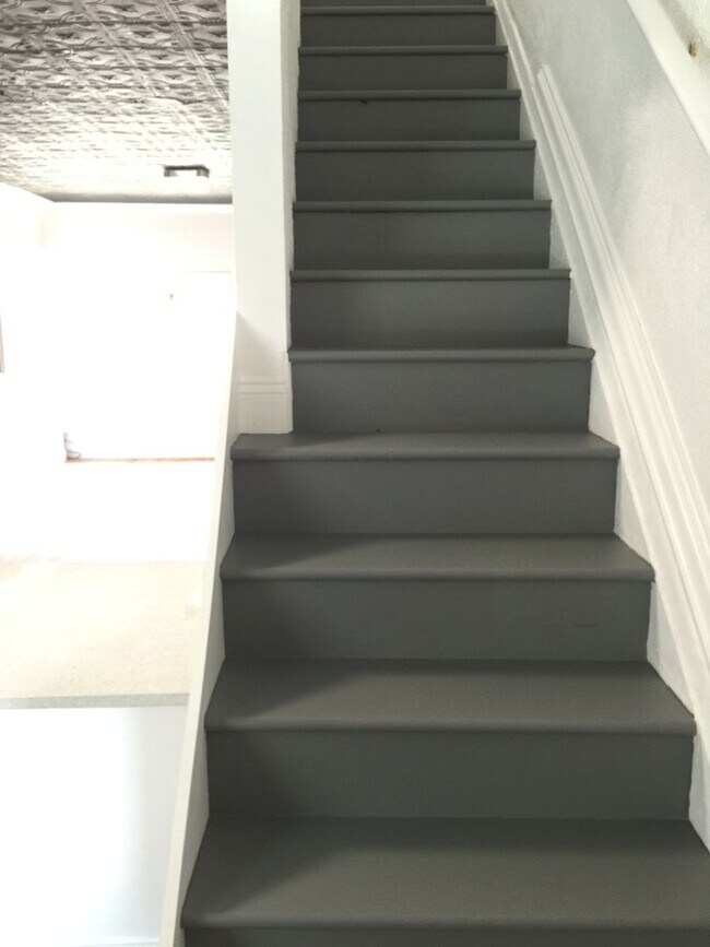 Building Photo - Newly Renovated - South Side Flats