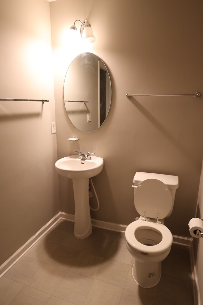 Building Photo - 1899 Lakecrest Dr