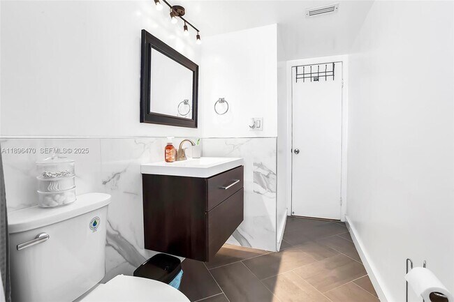 Building Photo - 1750 NE 191st St