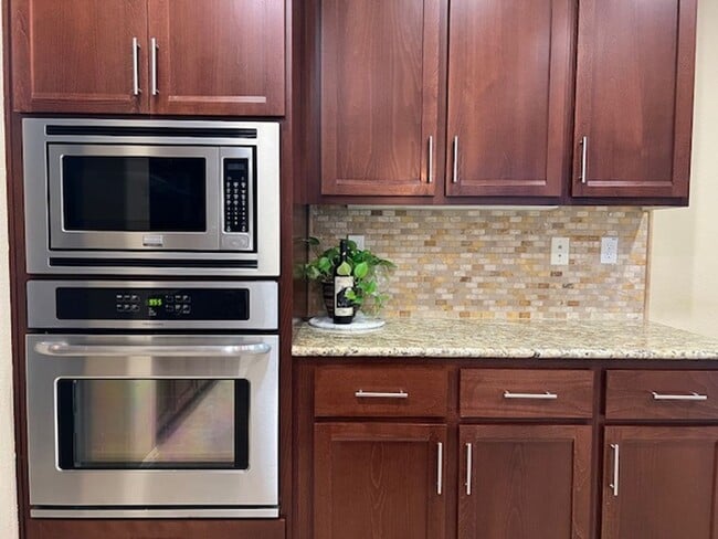 Building Photo - STUNNING & SPACIOUS 4 BEDROOM IN W. ROSEVI...