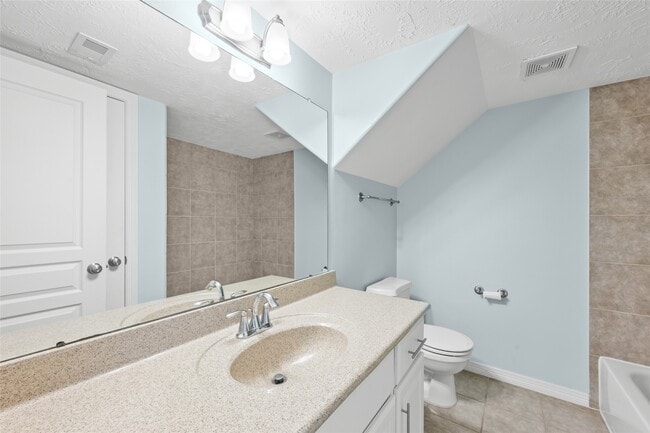 Building Photo - 3410 Skyline Village Dr