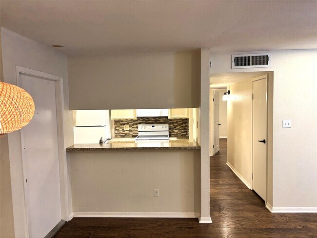 Building Photo - 3025 Walnut Bend Ln