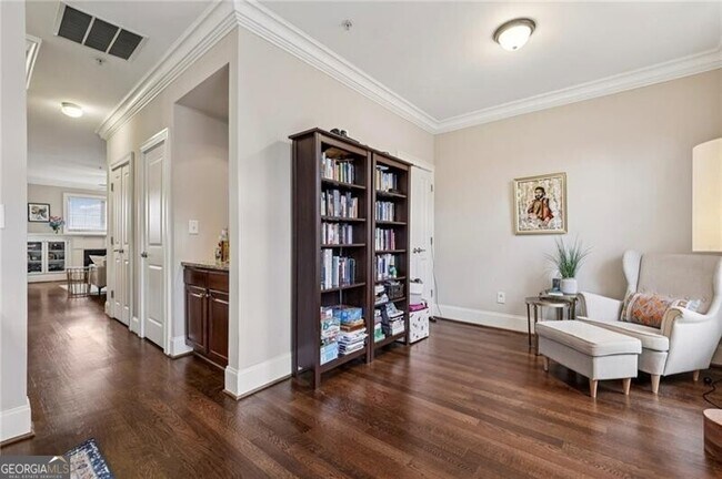 Building Photo - 305 Le Gran Bend