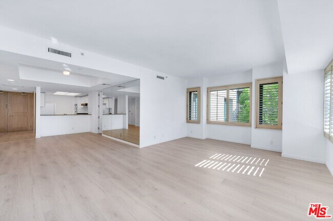 Building Photo - 10520 Wilshire Blvd