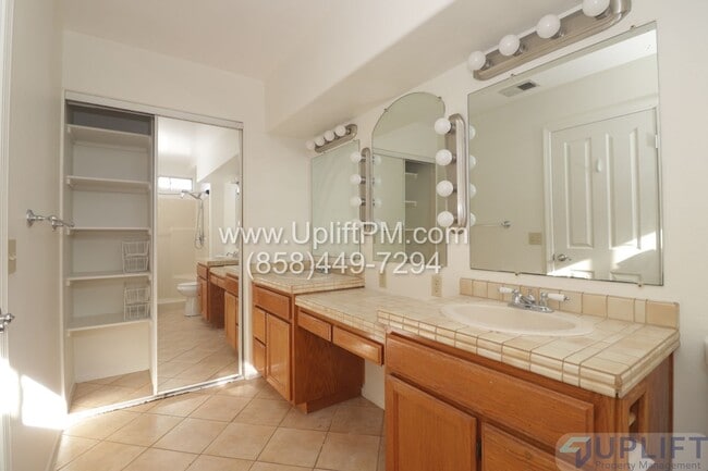 Building Photo - 4 Bedroom 2.5 Bath in San Diego Country Es...