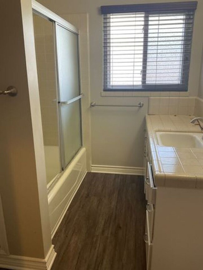 Building Photo - 5 bed 2 Bathroom in Riverside